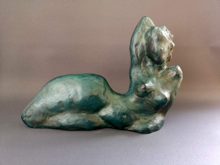 Frank Linke, Skulptur "Liegende", 2020, gebrannter Ton patiniert, Länge: 27cm