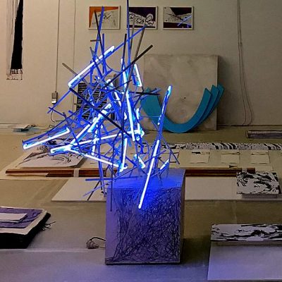 Lutz Dransfel, "Konstrukt" (2020), Aluprofil, Neokonturen in unterschiedlichen Größen, d= 2,5 m